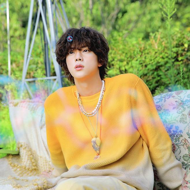 "진, 방탄소년단 솔로 활동 중 가장 인상적"..음악평론가들 'The Astronaut' 극찬