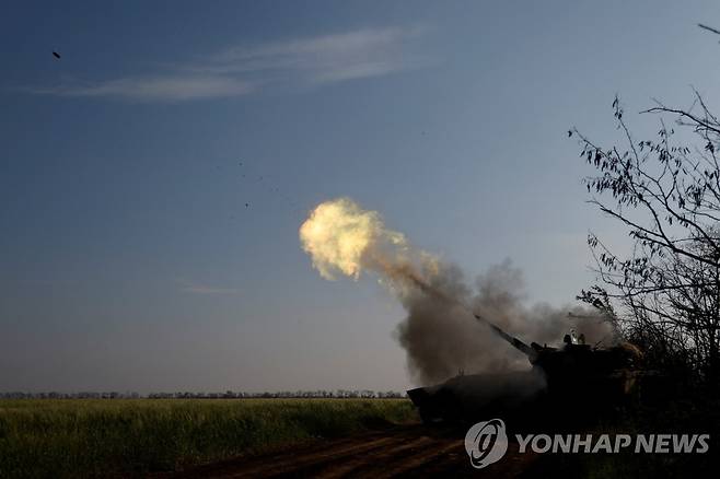 포 발사하는 우크라이나 접경지대 [로이터 연합뉴스 자료사진. 재판매 및 DB 금지]