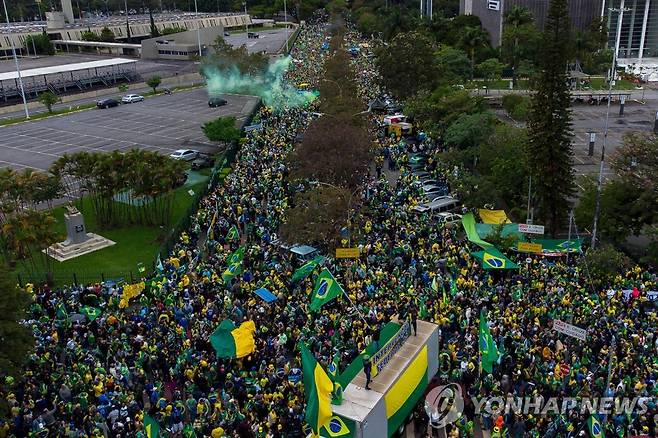 "패배 받아들일 수 없다"…거리로 나선 브라질 보우소나루 지지자들 (상파울루 AFP=연합뉴스) 2일(현지시간) 브라질 상파울루 군사령부 앞에서 자이르 보우소나루 대통령 지지자들이 지난 30일 대선 결과를 받아들일 수 없다며 군의 개입을 촉구하는 취지의 대규모 시위를 하고 있다. 2022.11.3