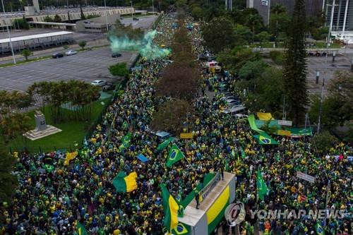 거리로 나선 브라질 보우소나루 지지자들 (상파울루 AFP=연합뉴스) 2일(현지시간) 브라질 상파울루 군사령부 앞에서 자이르 보우소나루 대통령 지지자들이 지난 30일 대선 결과를 받아들일 수 없다며 군의 개입을 촉구하는 취지의 대규모 시위를 하고 있다. 2022.11.3