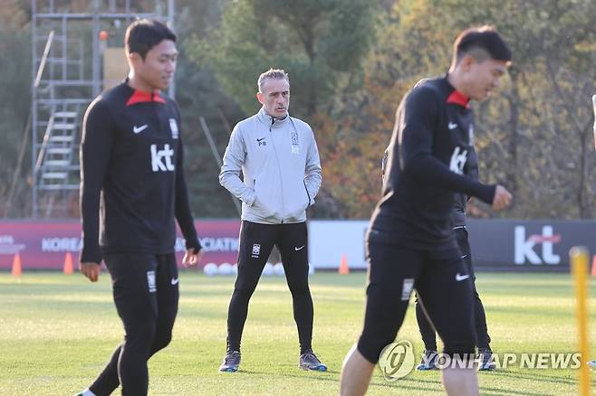 훈련 지켜보는 벤투 감독 (파주=연합뉴스) 김주성 기자 = 파울루 벤투 축구 국가대표팀 감독이 2일 오후 파주 NFC(축구대표팀 트레이닝센터)에서 대표팀 소집훈련을 지도하고 있다.  
    이날 한국 축구 대표팀의 핵심인 손흥민이 카타르 월드컵 개막이 3주도 남지 않은 상황에서 경기 도중 불의의 부상을 입었다. 2022.11.2 utzza@yna.co.kr