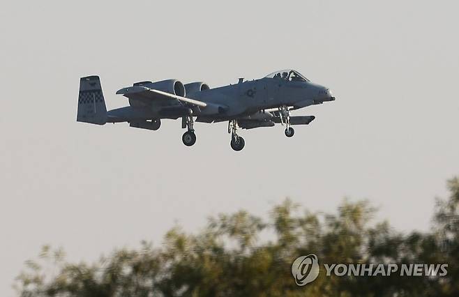 착륙하는 A-10 (평택=연합뉴스) 홍기원 기자 = 한미 공군의 대규모 연합공중훈련 '비질런트 스톰' 훈련이 진행 중인 2일 오후 경기도 오산시 주한미공군 오산기지에 A-10 공격기가 착륙하고 있다.
    북한은 2일 분단 이후 처음으로 동해상 북방한계선(NLL) 이남 우리 영해 근처로 탄도미사일 도발을 감행했으며, 이날에만 10여 발의 각종 미사일을 발사했다. 2022.11.2 xanadu@yna.co.kr