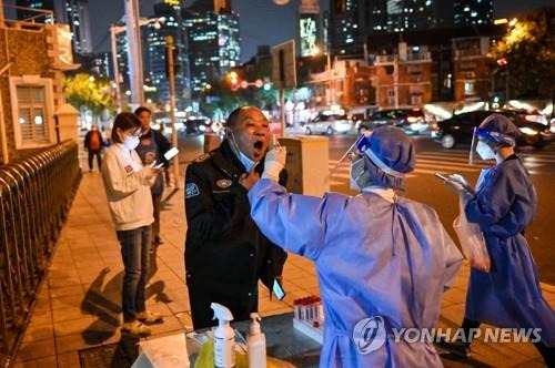 PCR 검사받는 상하이 주민 [AFP=연합뉴스]