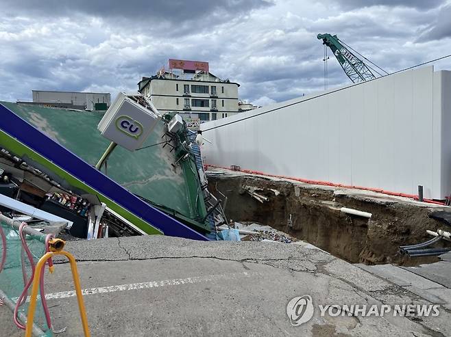 양양 낙산해수욕장 인근서 5ｍ 깊이 싱크홀 (양양=연합뉴스) 3일 오전 강원 양양군 강현면 낙산해수욕장 인근 공사 현장에서 가로 12ｍ, 세로 8ｍ, 깊이 5ｍ 크기의 싱크홀(지반 침하)이 발생해 주변 편의점 건물 일부가 무너지는 사고가 발생했다. 2022.8.3 [양양군청 제공. 재판매 및 DB 금지] taetae@yna.co.kr