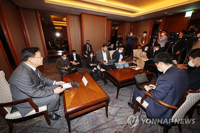 합동총회 앞두고 기자회견하는 정진석 한일의원연맹 회장 (서울=연합뉴스) 박동주 기자 = 정진석 한일의원연맹 회장이 3일 오전 서울 중구 롯데호텔에서 기자회견을 하고 있다. 한일의원연맹과 일한의원연맹은 이날 합동총회를 연다. 2022.11.3 pdj6635@yna.co.kr