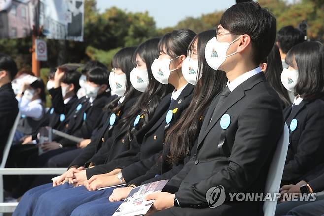 학생독립운동 기념식 참석한 학생들 (광주=연합뉴스) 차지욱 기자 = 3일 광주 서구 학생독립운동기념탑 앞에서 열린 제93주년 학생독립운동 기념식에서 교직원과 학생들이 기념식에 참석하고 있다. 2022.11.3 uk@yna.co.kr