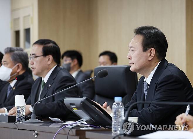 긴급 국가안전보장회의 상임위원회 참석한 윤석열 대통령 (서울=연합뉴스) 안정원 기자 = 북한의 탄도미사일 발사 관련 윤석열 대통령이 3일 서울 용산 대통령실 청사 국가위기관리센터에서 열린 긴급 국가안전보장회의(NSC) 상임위원회에 참석, 상황보고를 받고  있다. 2022.11.3 [대통령실 제공. 재판매 및 DB금지] jeong@yna.co.kr