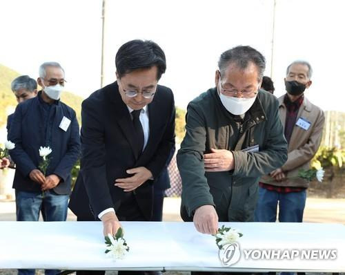 선감학원 사건 희생자 기리며 헌화하는 김동연 지사와 김영배 회장 (안산=연합뉴스) 19일 오후 김동연 경기도지사와 김영배 회장이 경기 안산시 단원구에 위치한 선감학원 아동인권침해 사건 관련 유해 매장 추정지를 찾아 헌화하고 있다. 2022.10.19 [경기도 제공. 재판매 및 DB 금지] sol@yna.co.kr