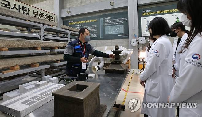 국보 '원주 법천사지 지광국사탑' 문화재 보존처리 현장 공개 (대전=연합뉴스) 강수환 기자 = 3일 오후 대전 국립문화재연구원 문화재보존과학센터에서 열린 '생생(生生) 보존처리 데이' 행사에 참여한 일반인과 대학생들이 국보인 원주 법천사지 지광국사탑 보존 처리에 대한 설명을 듣고 있다. 2022.11.3 swan@yna.co.kr