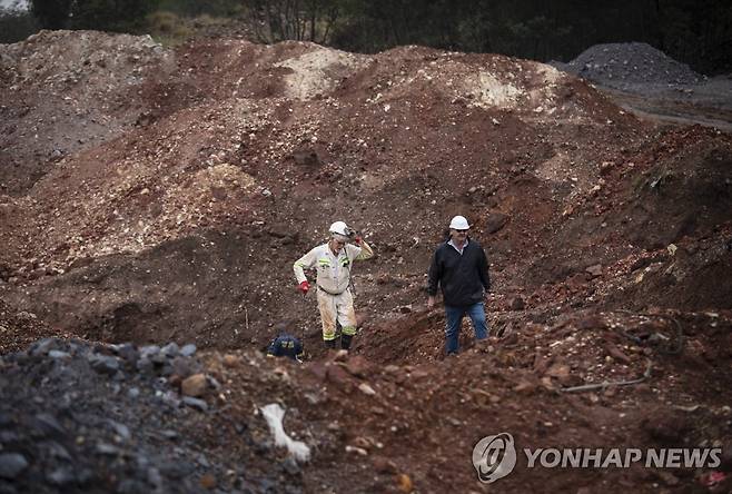 남아공 광산서 불법취업 광부 추정 시신 21구 발견 (요하네스버그 EPA=연합뉴스) 3일(현지시간) 남아프리카공화국 요하네스버그 크루거스도르프의 한 광산에서 경찰과 구조대원들이 광부들의 시신 수색 작업을 벌이고 있다. 현지 매체에 따르면 이곳에 총 21구의 시신이 발견됐다. 이들 시신은 불법으로 광산에 취업해 일하다 숨진 노동자로 추정된다. 2022.11.03 ddy04002@yna.co.kr