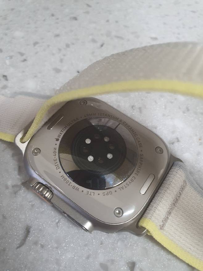 애플워치 울트라의 뒷면. (사진=김정유 기자)