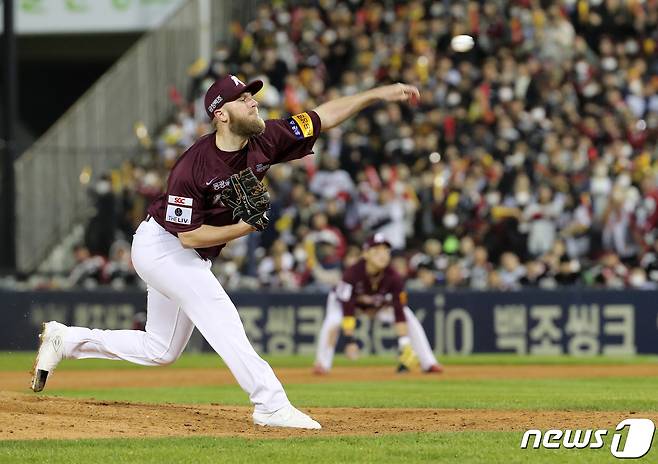 25일 서울 송파구 잠실야구장에서 열린 프로야구 '2022 신한은행 SOL KBO 포스트시즌' 플레이오프 2차전 LG 트윈스와 키움 히어로즈의 경기에서 4회말 키움 선발 요키시가 역투하고 있다. 2022.10.25/뉴스1 ⓒ News1 박세연 기자