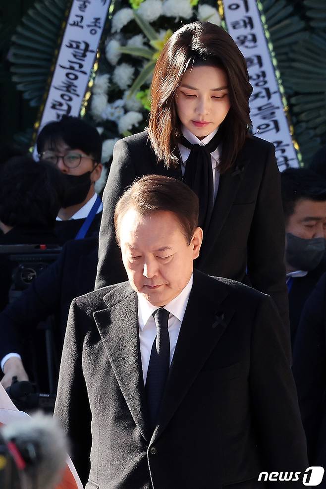 윤석열 대통령과 김건희 여사가 4일 오후 서울 종로구 조계사에서 열린 이태원 참사로 희생된 156명의 영가를 추모하는 위령법회에서 헌화 후 단상에서 내려오고 있다. 2022.11.4/뉴스1 ⓒ News1 이동해 기자