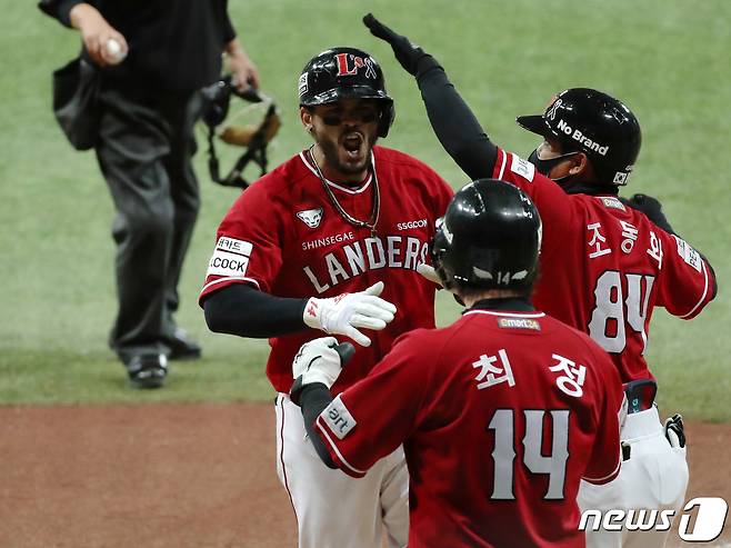 4일 오후 서울 구로구 고척스카이돔에서 열린 프로야구 '2022 신한은행 SOL KBO 포스트시즌' 한국시리즈 3차전 SSG 랜더스와 키움 히어로즈의 경기, SSG의 8회초 1사 2루 상황때 라가레스가 역전 투런홈런을 친 뒤 동료들과 기쁨을 나누고 있다. 2022.11.4/뉴스1 ⓒ News1 구윤성 기자