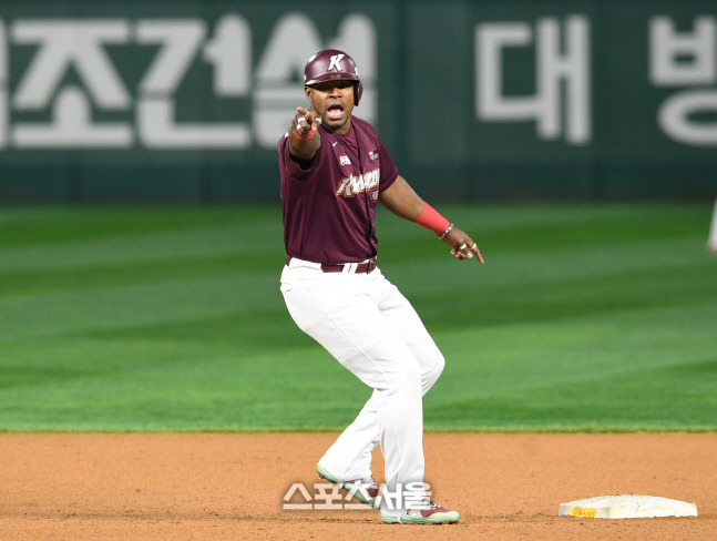 키움 푸이그가 2일 인천SSG랜더스필드에서 열린 2022 KBO 한국시리즈 2차전 SSG전 2회초 1사 2루에서 SSG 선발 폰트의 보크를 어필하고 있다. 문학 | 박진업기자 upandup@sportsseoul.com