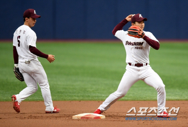 준우와 김휘집이 수비훈련을 하고 있다. 허상욱 기자 wook@sportschosun.com