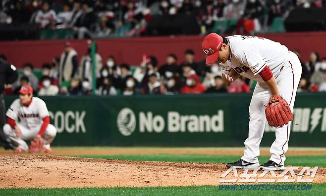 한국시리즈 1차전 9회초 전병우에게 역전 투런포를 허용한 SSG 노경은. 박재만 기자 pjm@sportschosun.com