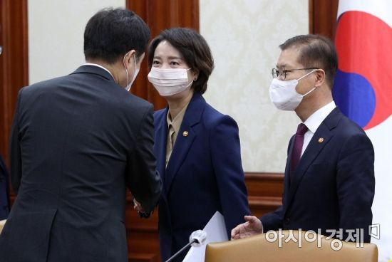 이영 중소벤처기업부 장관(가운데)과 김주현 금융위원장(왼쪽), 이정식 고용노동부 장관이 비상경제장관회의에서 인사하고 있다./김현민 기자 kimhyun81@