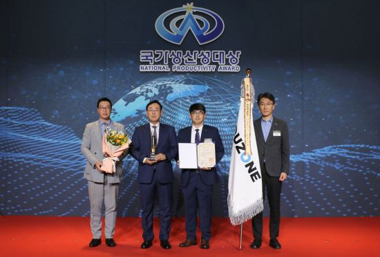 더존비즈온은 국내 ICT 산업의 저변확대와 4차 산업혁명 확산에 기여한 공로를 인정받아 국가생산성대상 ‘대통령 표창’을 수상했다고 4일 밝혔다. /사진제공=더존비즈온