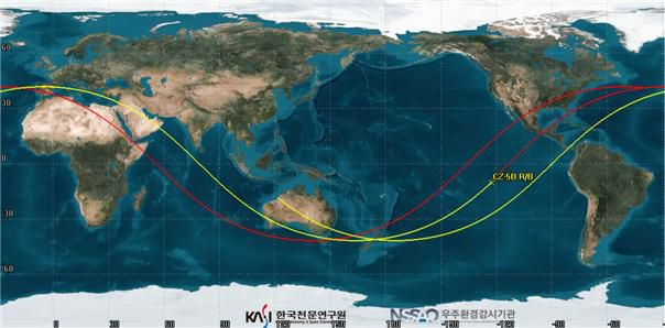 중국 우주 발사체 '창정 5B호'의 잔해 추락 예상 범위. 노란, 빨간 줄로 표시된 추락 지점 예상 범위에 한반도는 포함되어 있지 않다. /한국천문연구원