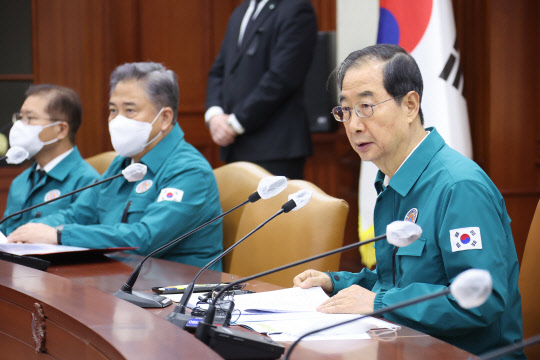 한덕수 국무총리가 4일 정부서울청사 중앙재난안전대책본부 상황실에서 이태원 사고 및 코로나19 중대본 회의를 주재하고 있다. 연합뉴스