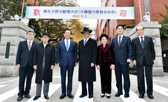 왼쪽부터 주석훈 미림여고교장, 이대순 회장대행, 김기병 이사장, 아소 다로 회장, 최복실 이사, 이형원 미림여자정보과학고 교장, 오용수 사무총장