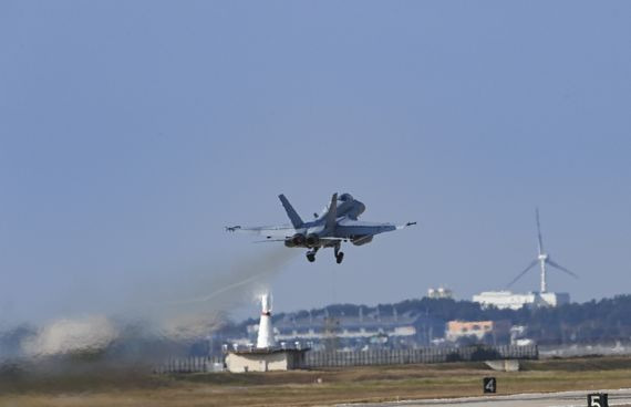 지난달 31일 한미공군의 대규모 연합공중훈련 “비질런트 스톰(Vigilant Storm)" 훈련에 참가한 미군 FA-18 전투기가 군산기지에서 힘차게 이륙하고 있다. 이번 훈련에 미측 전력은 FA-18을 비롯한 F-35B 등 100여대가 참가할 예정이다. 사진=공군 제공