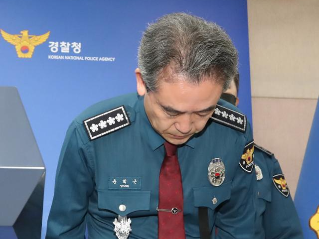 윤희근 경찰청장이 1일 오전 서울 서대문구 경찰청에서 이태원 핼러윈 압사 참사와 관련, 대국민 사과 입장 표명 기자회견에서 고개를 숙이고 있다. 뉴시스