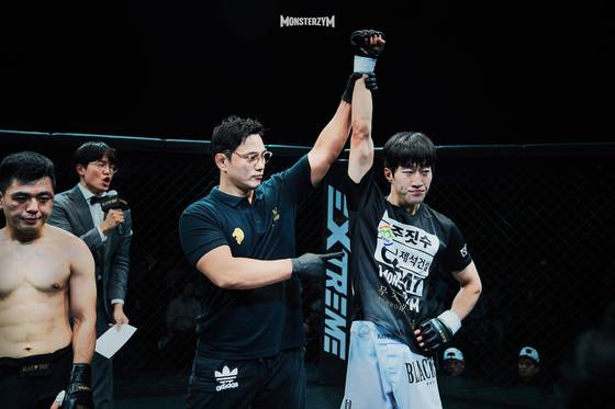 MMA 첫 승을 거둔 '바이퍼' 김성웅.(사진=몬스터짐)
