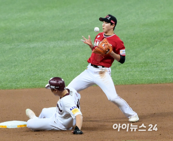 4일 오후 서울 고척스카이돔에서 열린 '2022 프로야구 KBO리그' 포스트시즌 한국시리즈 SSG 대 키움의 3차전 경기에서 7회말 1사 1루 키움 김준완의 1루수 앞 땅볼 때 SSG 유격수 박성한이 주자 송성문을 포스아웃 시킨 뒤 1루로 송구하려 했으나 공을 놓치고 있다. [사진=정소희 기자]