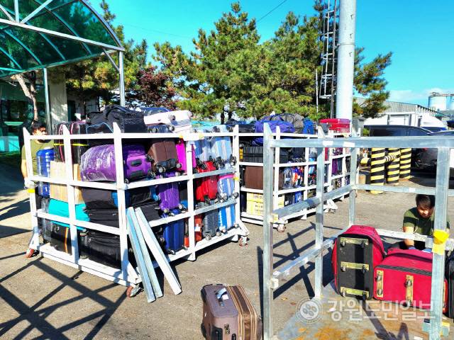 ▲ 시신 운구비용이 없어 본국으로의 송환이 지연되고 있던 ‘이태원 참사’ 러시아 국적 고려인 2명의 시신이 우여곡절 끝에 4일 오후 강원 동해항 한·러 국제여객선을 통해 유족들과 함께 본국으로 송환된 가운데, 이날 출국하는 280여명의 내외국인 승객들이 가져가는 수화물이 이스턴드림호 화물칸에 실리기 전에 컨테이너에 담겨져 있다.이날 러시아 블라디보스톡을 향해 동해항을 출항한 이스턴드림호에는 러시아 200명, 우즈베키스탄 4명, 카자흐스탄 3명, 중국 2명, 호주 1명, 이집트 1명, 우크라이나 1명 등 외국인 212명과 내국인 70명 등 모두 280여명이 탑승했다.