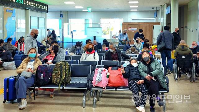 ▲ 시신 운구비용이 없어 본국으로의 송환이 지연되고 있던 ‘이태원 참사’ 러시아 국적 고려인 2명의 시신이 우여곡절 끝에 4일 오후 강원 동해항 한·러 국제여객선을 통해 유족들과 함께 본국으로 송환된 가운데, 이날 이스턴드림호로 출국한 280여명의 내외국 승객들이 터미널에서 탑승시간을 기다리고 있다. 이날 러시아 블라디보스톡을 향해 동해항을 출항한 이스턴드림호에는 러시아 200명, 우즈베키스탄 4명, 카자흐스탄 3명, 중국 2명, 호주 1명, 이집트 1명, 우크라이나 1명 등 외국인 212명과 내국인 70명 등 모두 280여명이 탑승했다.