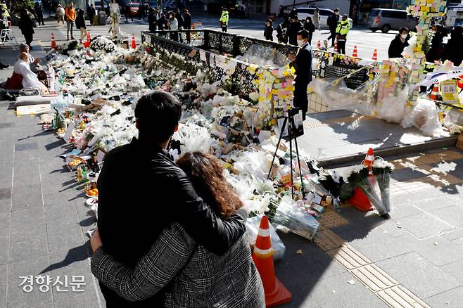 추모 발길 계속 ‘이태원 핼러윈 참사’ 추모 공간이 마련된 서울 용산구 이태원역 1번 출구에서 4일 시민들이 희생자들을 추모하고 있다. 문재원 기자