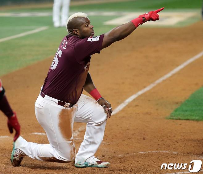 1일 오후 인천시 미추홀구 SSG 랜더스필드에서 열린 프로야구 '2022 신한은행 SOL KBO 포스트시즌' 한국시리즈 1차전 키움 히어로즈와 SSG 랜더스의 경기, 키움 푸이그가 10회초 2사 1,2루에서 전병우의 안타 때 득점에 성공 후 전병우를 가리키며 환호하고 있다. /사진=뉴스1