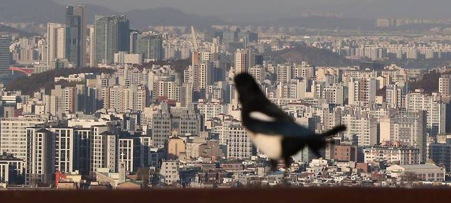 [서울=뉴시스] 추상철 기자 = 서울 아파트 매매가격이 23주 연속 떨어지며 10년 4개월 만에 최대 낙폭을 기록했다. 4일 오전 서울 용산구 남산에서 아파트단지가 보이고 있다. 2022.11.04.