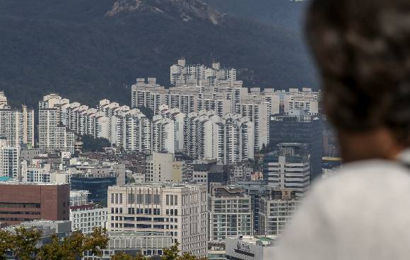 4일 KB국민·신한·하나·우리·NH농협 등 5대 시중은행의 주택담보대출 고정형(혼합형) 금리는 연 5.35~7.37%, 변동형 금리는 연 5.09~7.64%로 집계됐다. 사진은 서울 남산에서 바라본 서울 도심 아파트의 모습./사진=뉴시스