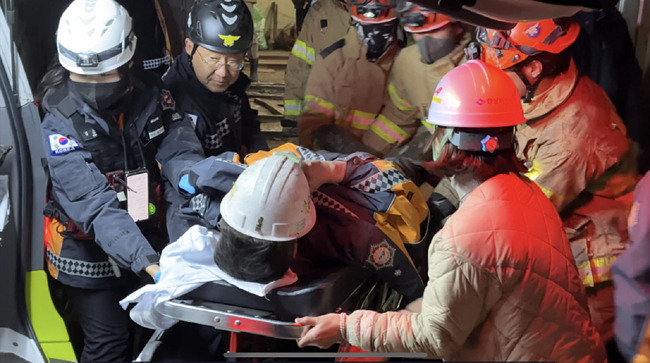 경북 봉화군 아연 채굴 광산 매몰사고 열흘째인 4일 오후 11시쯤 구조 당국은 고립됐던 작업자 2명이 생환했다고 밝혔다. 사진은 이날 생환한 고립자들이 안동병원으로 이송되는 모습. 경북소방본부 제공