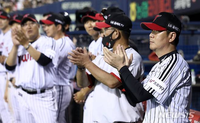 [서울=뉴시스] 이영환 기자 = 7일 오후 서울 송파구 잠실야구장에서 열린 2022 프로야구 SSG 랜더스와 LG 트윈스의 경기, 5회말 종료 후 진행된 KBO 레전드 40인 시상식에서 레전드로 선정된 이병규가 소감을 전하자 LG 류지현 감독이 박수를 보내고 있다. 2022.09.07. 20hwan@newsis.com