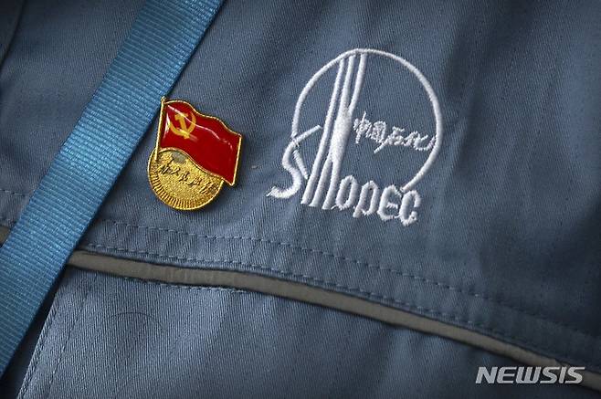 [베이징=AP/뉴시스] 미국 규제 당국이 중국기업 감사 기록을 볼 수 있는지 여부를 둘러싸고 미국과 중국 간에 갈등을 빚는 와중에 중국의 3개 대규모 국영기업이 12일 뉴욕증권거래소(NYSE)에서 상장 폐지를 발표했다. 이는 기술과 안보 문제에 대한 마찰로 세계 1, 2위의 경제국인 미국과 중국 간 탈동조화(디커플링) 또는 분리(disengagement) 움직임을 더욱 가속화하고 있음을 보여주는 것이다. 2022.08.12