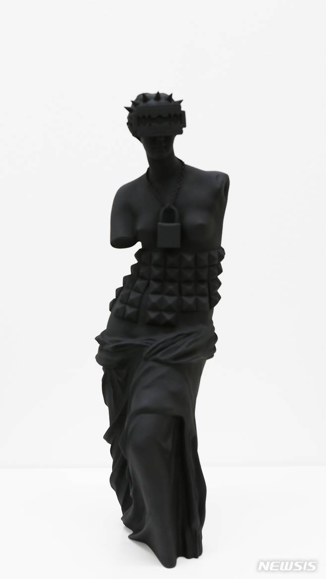 [서울=뉴시스]SIVELIA, ARMORED VENUS, Plastic, resins, metal, 48 x 14 x 15 cm, 2022