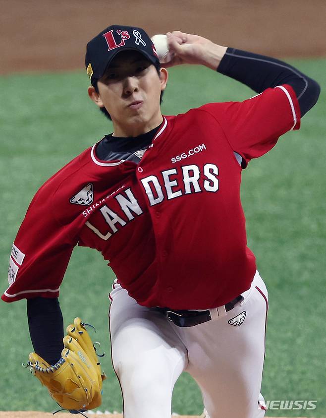 [서울=뉴시스] 조성우 기자 = 4일 오후 서울 구로구 고척스카이돔에서 열린 2022 KBO 한국시리즈 3차전 SSG 랜더스와 키움 히어로즈의 경기, SSG 선발투수 오원석이 역투하고 있다. 2022.11.04. xconfind@newsis.com