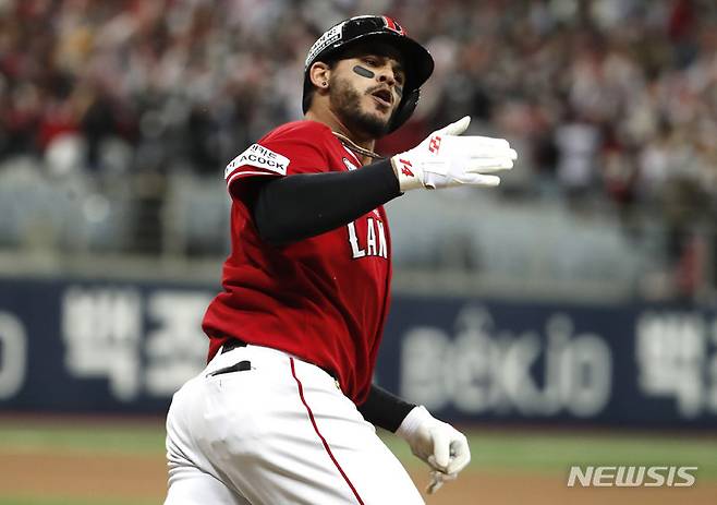 [서울=뉴시스] 정병혁 기자 = 4일 오후 서울 구로구 고척스카이돔에서 열린 2022 KBO 한국시리즈 3차전 SSG 랜더스와 키움히어로즈의 경기, 8회초 2사 주자 1루 상황 SSG 라가레스가 2점 홈런을 친 뒤 그라운드를 돌면서 기뻐하고  있다. 2022.11.04. jhope@newsis.com