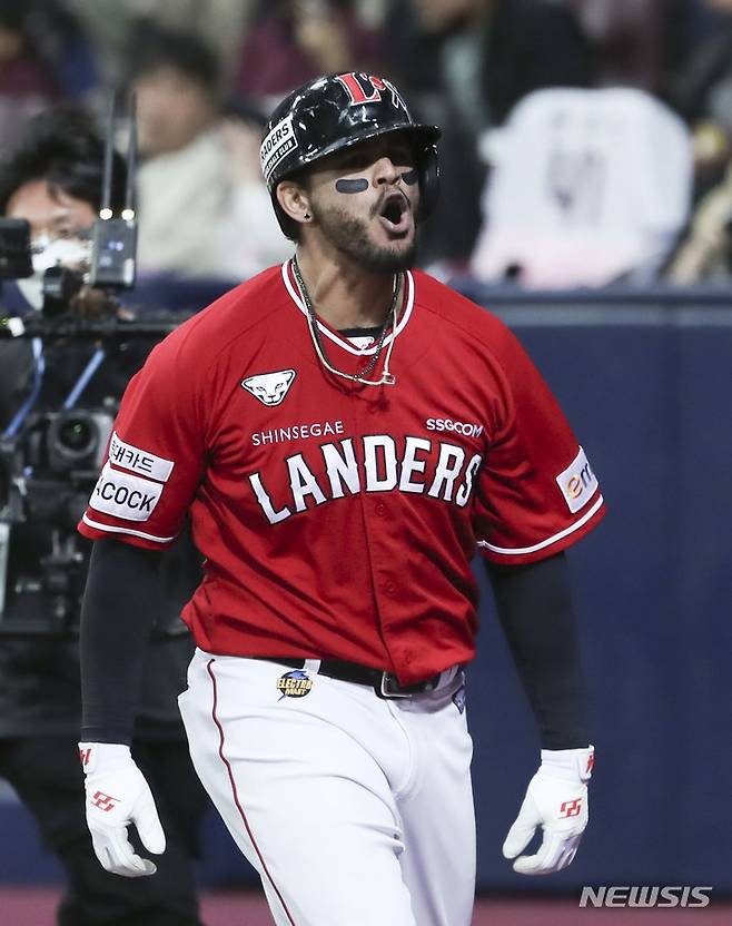 [서울=뉴시스] 김근수 기자 = 4일 오후 서울 구로구 고척스카이돔에서 열린 2022 KBO 한국시리즈 3차전 SSG 랜더스와 키움히어로즈의 경기, 8회초 SSG 공격 2사 주자 1루 상황 SSG 라가레스가 역전 2점 홈런을 치고 포효하고 있다. 2022.11.04. ks@newsis.com