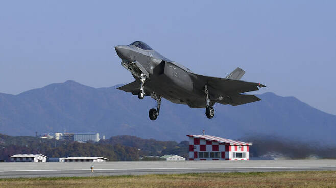 '비질런트 스톰' 훈련에 참가한 한국 공군 F-35A 전투기가 활주로를 이륙하는 모습 (연합뉴스 자료사진)