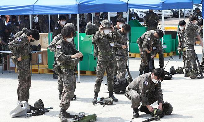 신종 코로나바이러스 감염증(코로나19) 사태로 2년 6개월 동안 중단했던 예비군 동원훈련을 재개한 지난 6월 21일 강원 춘천시 육군 제2군수지원여단에서 예비군들이 장구류를 착용하고 있다. 사진은 기사와 무관. 연합뉴스