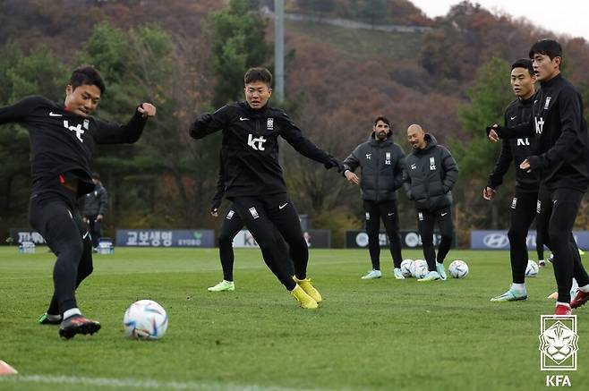 ▲ 축구대표팀이 찬바람을 맞아가며 훈련 중이다. ⓒ대한축구협회