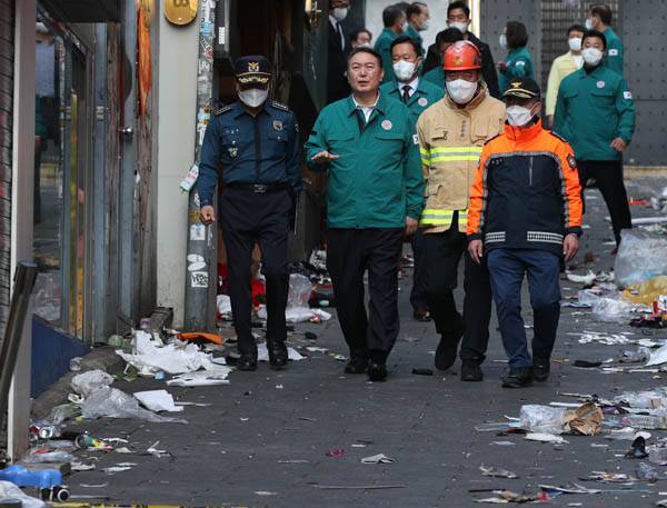 윤석열 대통령이 지난 10월 30일 서울 용산구 이태원 핼러윈 참사 현장을 둘러보고 있다. / 성동훈 기자