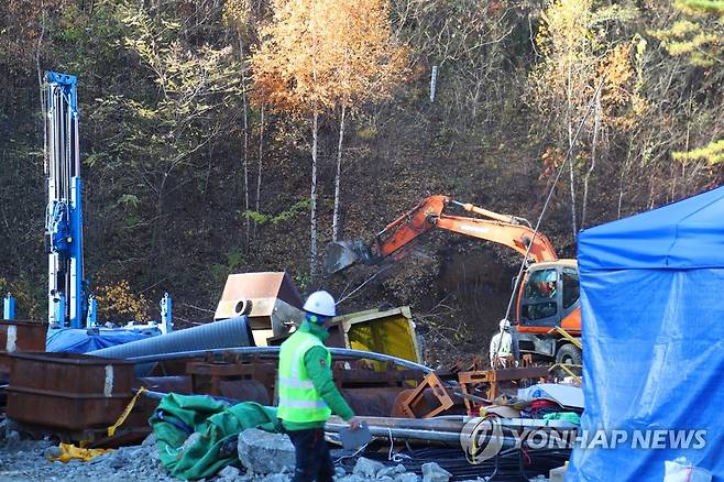 봉화 아연 광산 사고…계속되는 시추 작업 (봉화=연합뉴스) 박세진 기자 = 경북 봉화군 아연 광산 사고 10일째인 4일 오전 고립된 작업자 2명의 생존 신호를 확인하기 위해 투입된 시추기 옆에서 굴삭기 작업이 함께 진행되고 있다. 2022.11.4 psjpsj@yna.co.kr