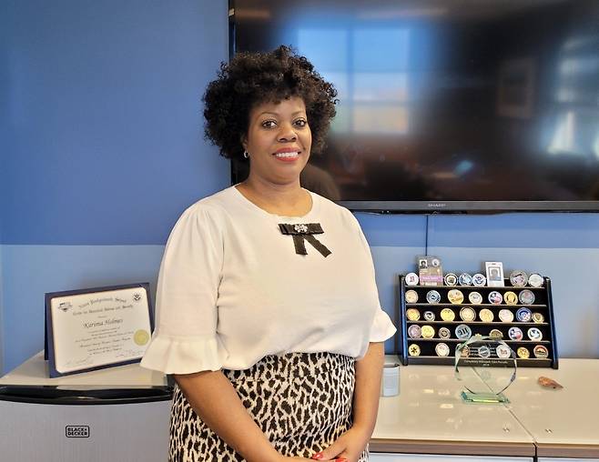 (워싱턴=연합뉴스) 김동현 특파원 = 미국 워싱턴DC의 911 신고 접수·처리를 담당하는 통합통신사무국(Office of Unified Communications)의 카리마 홈스 국장이 3일(현지시간) 워싱턴DC OUC 청사에서 연합뉴스와 인터뷰를 하고 있다. 2022.11.3