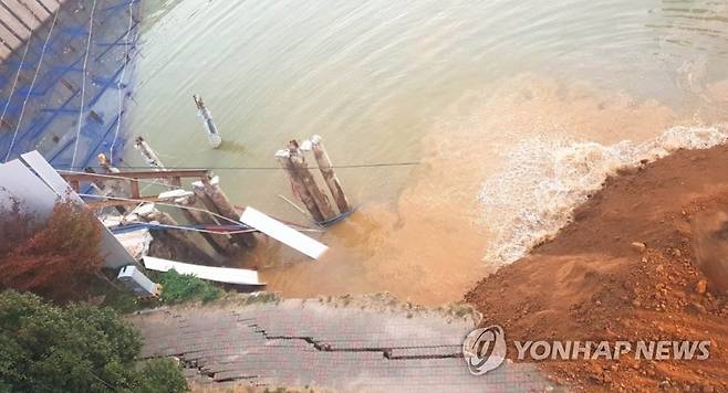 붕괴된 흙막이벽 복구 (여수=연합뉴스) 지난 2일 전남 여수시 웅천동 생활형 숙박시설 공사장에서 흙막이벽이 붕괴됐다. 사진은 붕괴 현장 복구 모습. 2022.11.3 [독자 제공. 재판매 및 DB 금지] cbebop@yna.co.kr